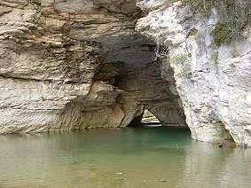 Wasser im Naturtunnel von Minerve