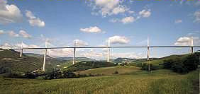 Riesenbrücke in Frankreich