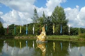 Buddha im Teich
